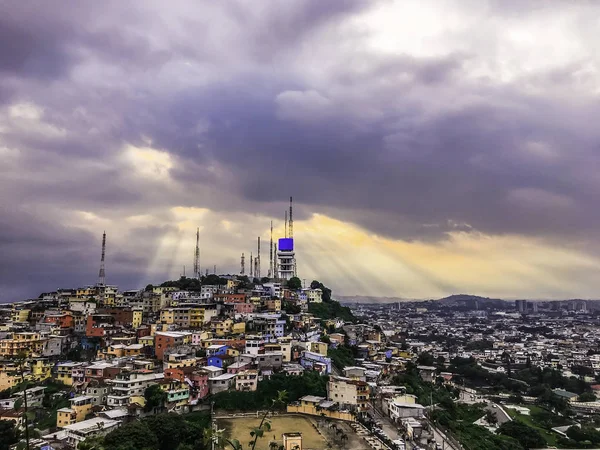 Lindos skyline de Las Penas em Guayaquil Equador durante o pôr do sol — Fotografia de Stock