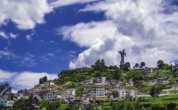 Quito Ekvador tarihi merkezinde bir tepenin üstünde Virgen del Panecillo heykeli güzel görünümü