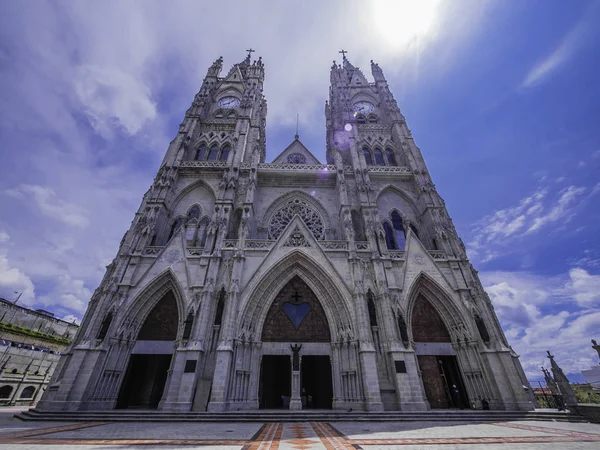 Quito, Ekvador'daki Basilica del Voto Nacional Kilisesi'nin güzel cephesi