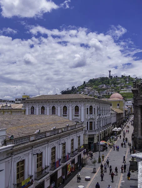 Quito, Equador. 16 de março de 2019 - bela vista de rua que leva à Virgen del Panecillo na montanha — Fotografia de Stock