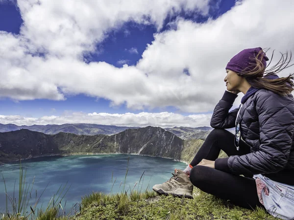 在厄瓜多尔基卢图阿湖欣赏风景的妇女 免版税图库图片