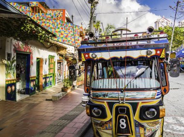 Guatape, Kolombiya - Oca 12 19 - Renkli Guatape, Kolombiya şehir merkezinde tuk-tuk dekore