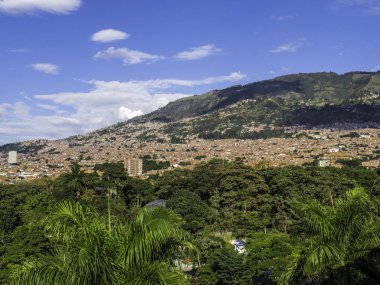 Etkileyici Medellin Silueti Comuna 13'ten görüntülendi