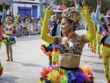Barranquilla, Kolombiya. 4 Mart 2019 - Barranquilla Karnavalı 2019'da büyük geçit töreninde renkli kostümlü karnaval dansçıları sahne