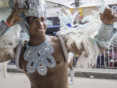 Barranquilla, Kolombiya. 4 Mart 2019 - Barranquilla Karnavalı 2019'da büyük geçit töreninde renkli kostümlü karnaval dansçıları sahne