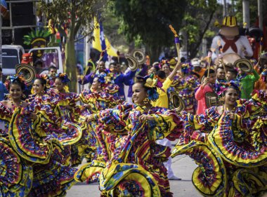 Barranquilla, Kolombiya. 4 Mart 2019 - Barranquilla Karnavalı 2019'da büyük geçit töreninde renkli kostümlü karnaval dansçıları sahne