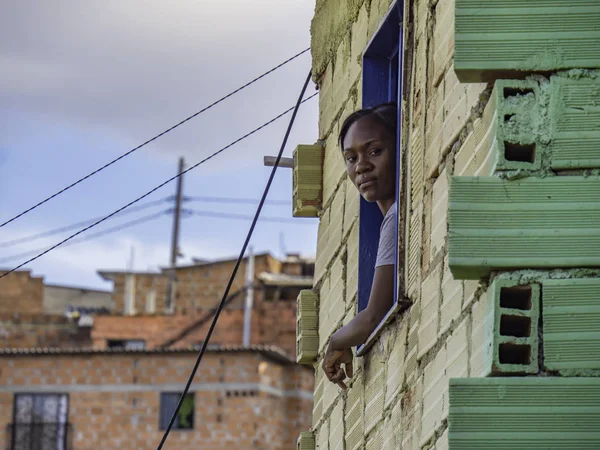 23 Aralık 2018, Medellin Kolombiya - Comuna 13 Medellin'deki evinden bakan bayan