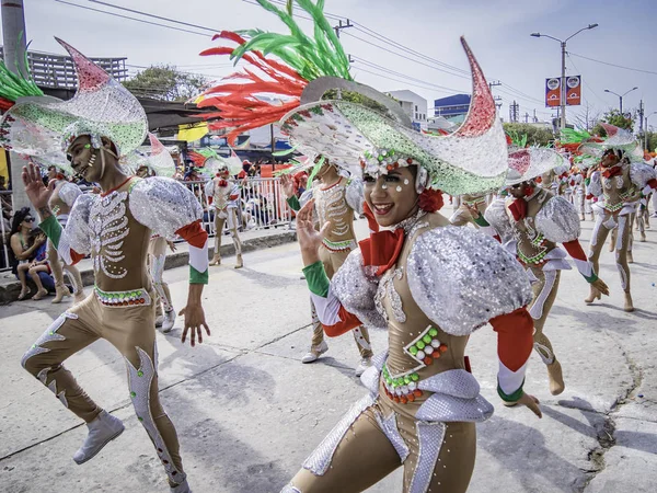Barranquilla, Kolombiya. 4 Mart 2019 - Barranquilla Karnavalı 2019'da büyük geçit töreninde renkli kostümlü karnaval dansçıları sahne
