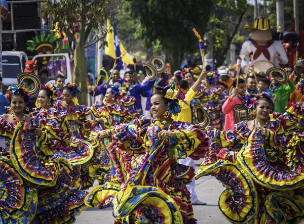 Barranquilla, Kolombiya. 4 Mart 2019 - Barranquilla Karnavalı 2019'da büyük geçit töreninde renkli kostümlü karnaval dansçıları sahne