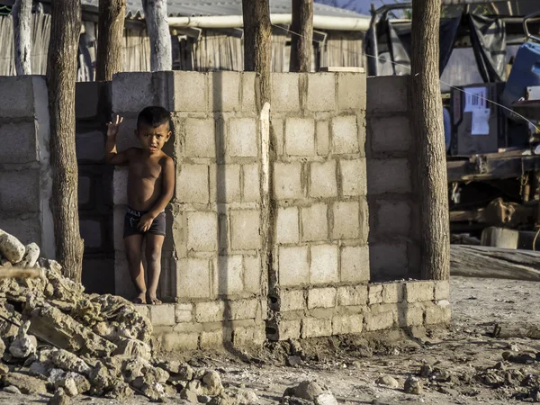 カボ・デ・ラ・ベラ、ラ・グアジラ、コロンビア:2019年2月23日:カボ・デ・ラ・ベラに住む先住民ワリュー族の少年 — ストック写真