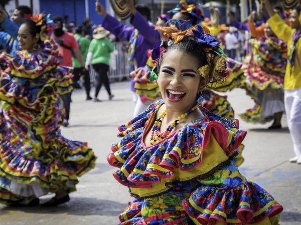 巴兰基亚，哥伦比亚。2019年3月4日 - 狂欢节舞者身着五颜六色的服装，在巴兰基亚狂欢节2019年大游行中表演 图库照片
