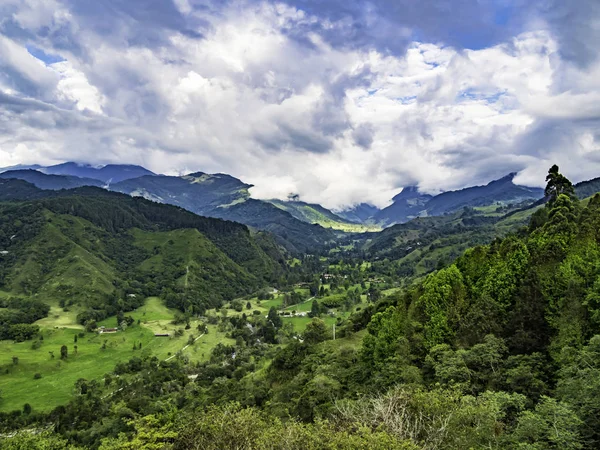 哥伦比亚萨伦托科科拉谷美丽的全景景观 免版税图库照片