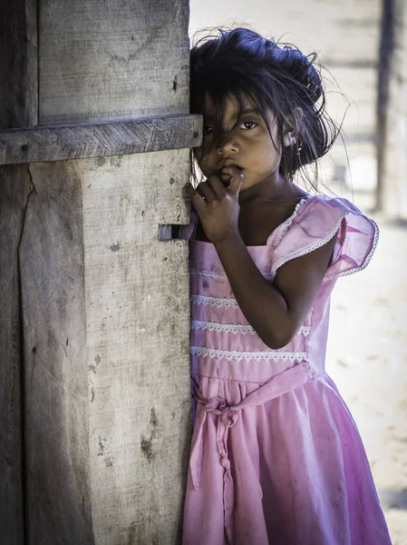 Cabo de la Vela, La Guajira, Kolombiya: 23 Şubat 2019: Cabo de la Vela'da yaşayan yerli Wayuu kabilesinin küçük kızı