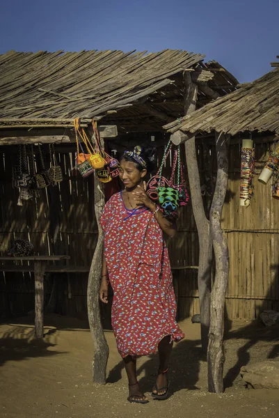 Cabo de la Vela, La Guajira, Kolombiya: 23 Şubat 2019: Cabo de la Vela Kolombiya'da yaşayan yerli Wayuu kabilesinin hanımı el sanatları satıyor