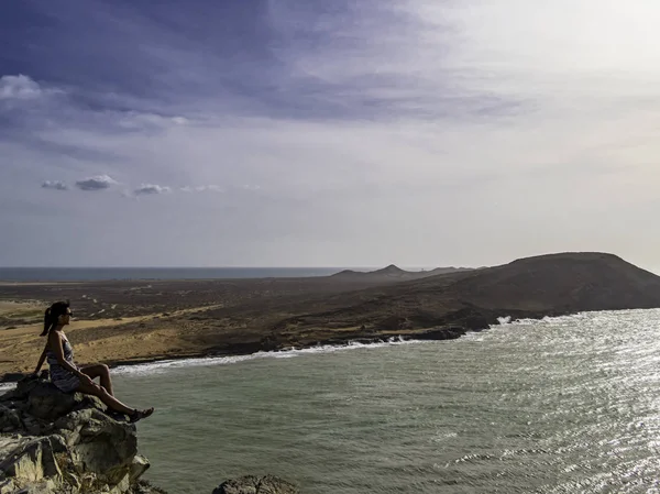 Cabo de la Vela Kolombiya Playa Ojo de Agua sonsuz manzaranın tadını çıkaran gezgin