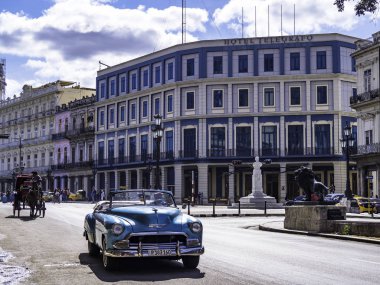 Havana, Küba. 28 Kasım 2018 - Havana'nın merkezinde ünlü Paseo de Marti'nin sokak manzarası
