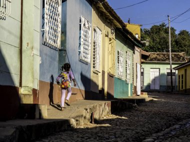 Trinidad, Küba. 6 Aralık 2018 - renkli Trinidad Küba'nın sokağında koşan küçük kız