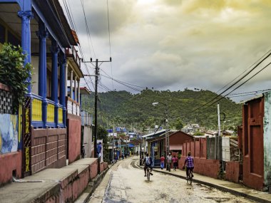 Baracoa, Küba: Aralık 16 2018: Baracoa Küba kasabasından güzel dağ manzarası