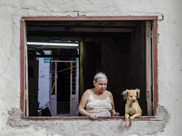 Havana, Küba. 28 Kasım 2018 - Havana'nın merkezindeki bir sokaktaevinden dışarı bakan yaşlı kadın