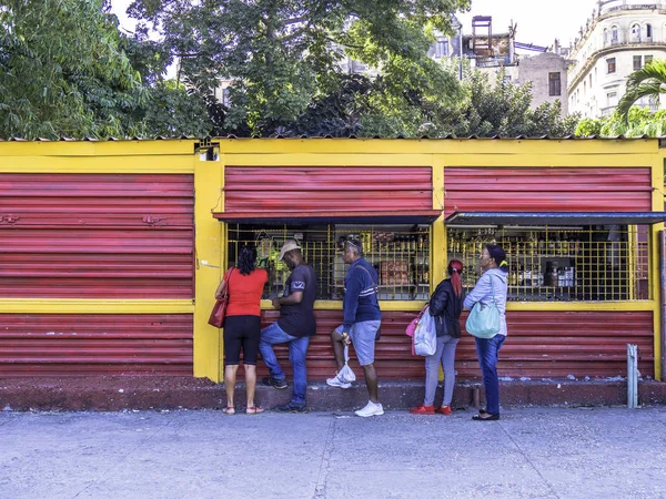 Havana, Cuba. 28 nov 2018-lokale wachtrij voor kruidenier in een lokale supermarkt — Stockfoto