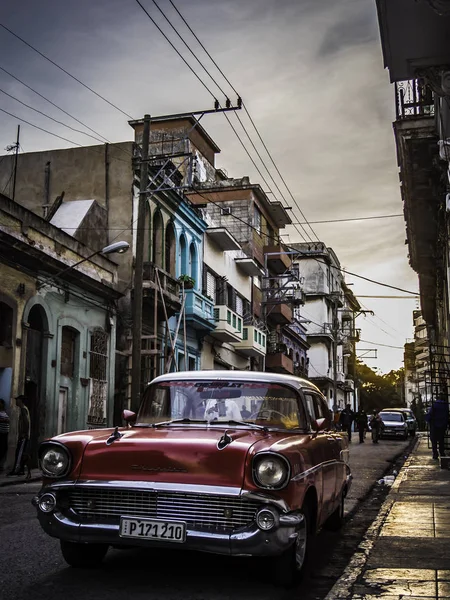 Havana, Cuba. Nov 28, 2018-oude timer auto geparkeerd op de straat van Old Havana tijdens zonsondergang — Stockfoto