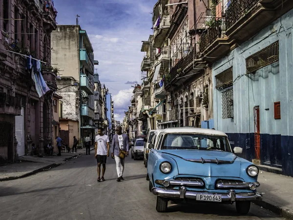 Havana, Cuba. Novembro 28, 2018 - carro timer velho estacionado na rua da velha Havana — Fotografia de Stock