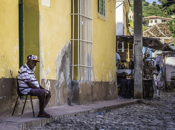 Trinidad, kuba. dezember 6, 2018 - lokale leben auf einer belebten straße der altstadt trinidad — Stockfoto