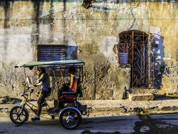 Trinidad, Cuba. 6 de dezembro de 2018 - triciclo na rua durante a hora do pôr do sol — Fotografia de Stock