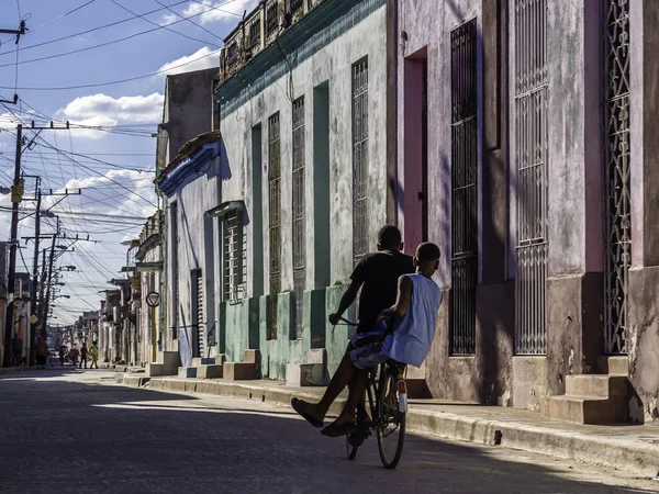 Cienfuegos Cuba, nov 15 2018: mooie koloniale straat in Cienfuegos Cuba — Stockfoto