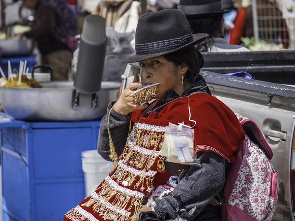 Saquisili, Ekvador - 2 Mayıs 2019 - Ekvador Cotopaxi bölgesinde Saquisili pazarında satan yerli bayan, Güney Amerika