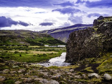 Izlanda 'da çevre yolu boyunca manzara nehir manzarası