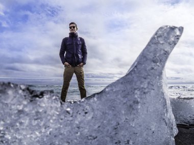 Gezgin Izlanda Diamond Beach muhteşem görünümü zevk