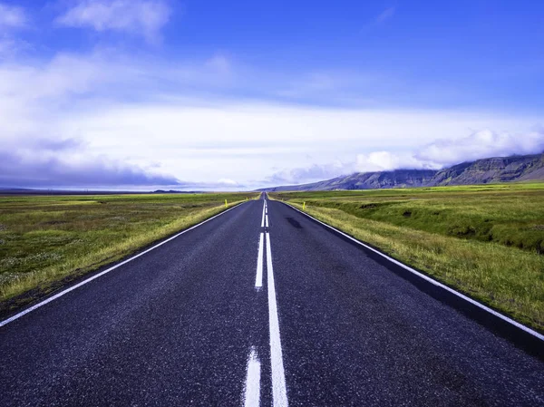 Izlanda 'da halka yolu boyunca manzaralı geniş yol