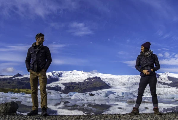 Izlanda 'daki lagünden yansıtan buzulun manzaralı manzarası