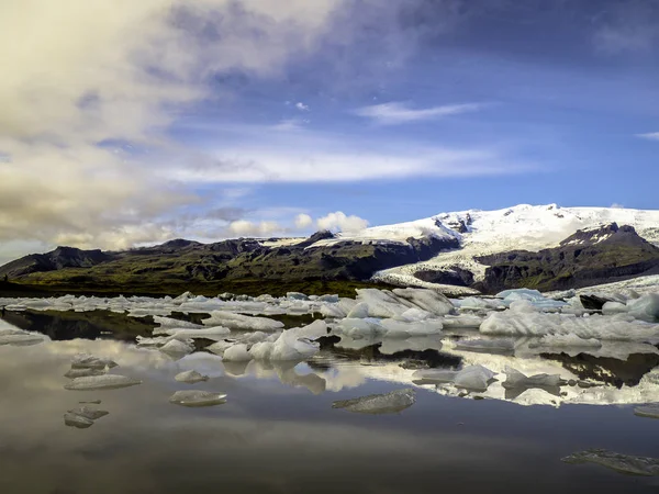 Vista panoramica del ghiacciaio che si riflette dalla laguna di Fjallsarlon — Foto Stock