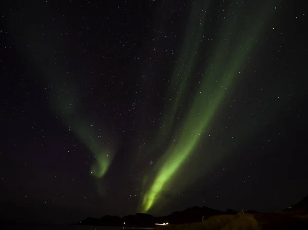 Kuzey ışık Eylül ayında Izlanda gökyüzü boyunca dans