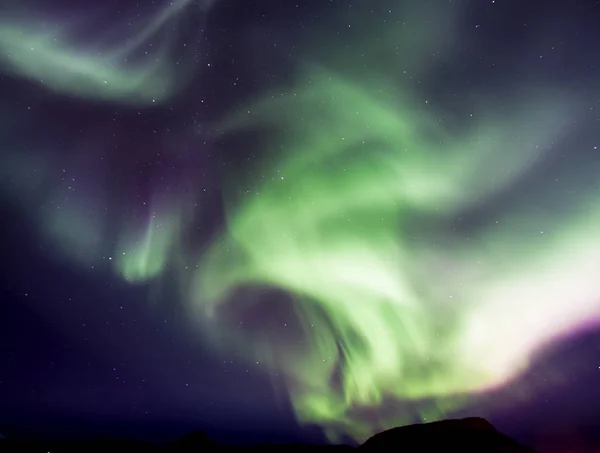 Северное сияние танцует в исландском небе в сентябре — стоковое фото