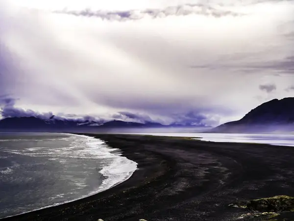 Vista panorámica de una playa de arena negra a lo largo de la carretera de circunvalación en Islandia — Foto de Stock