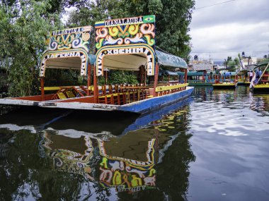 Xochimilco, Meksika: 21 Ekim 2018 - Mexico City 'deki Xochimilco Yüzen Bahçesinde renkli gondol tekneleri