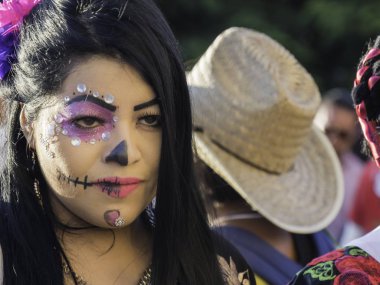 Oaxaca, Meksika - Eki 24 2018: kafatası ile kadın Meksika'da Ölü Dias de los Muertos Günü kutlamak için makyaj