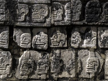 Chicen Itza, Meksika'da bir anıt üzerinde oyma kafatası ayrıntıları