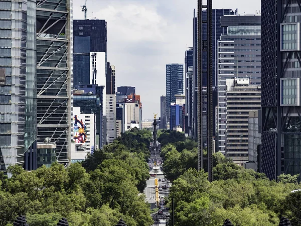 Mexico City, Meksika - Eki 21 2018: Paseo de la Reforma'nın görünümü Mexico City'deki gökdelenler arasında yuvalanmış