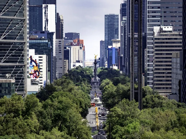 Mexico City, Meksika - Eki 21 2018: Paseo de la Reforma'nın görünümü Mexico City'deki gökdelenler arasında yuvalanmış
