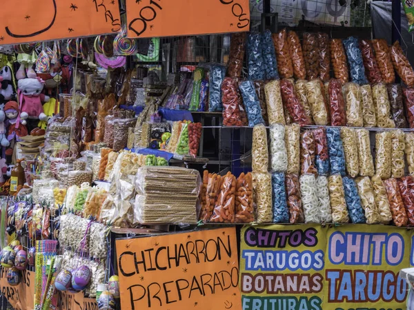 Мехико, Мексика - 21 октября 2018 года: разноцветные картофельные закуски от уличного торговца в Мехико — стоковое фото