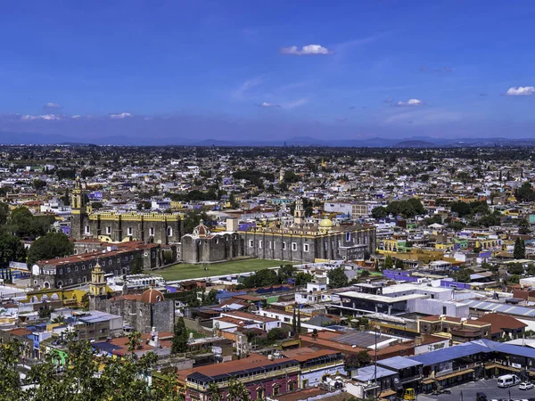 Hermoso horizonte de la ciudad colonial de Cholula en Puebla México —  Fotos de Stock