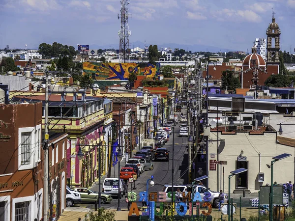 Cholula, Meksika - Eki 24, 2018: Puebla Meksika'daki sömürge kasabası Cholula'nın güzel silueti
