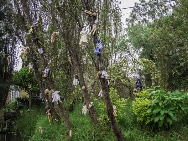 Xochimilco, Mexico - Oct 21, 2018: The Island of the Dolls in the channels of Xochimilco in Mexico — стоковое фото