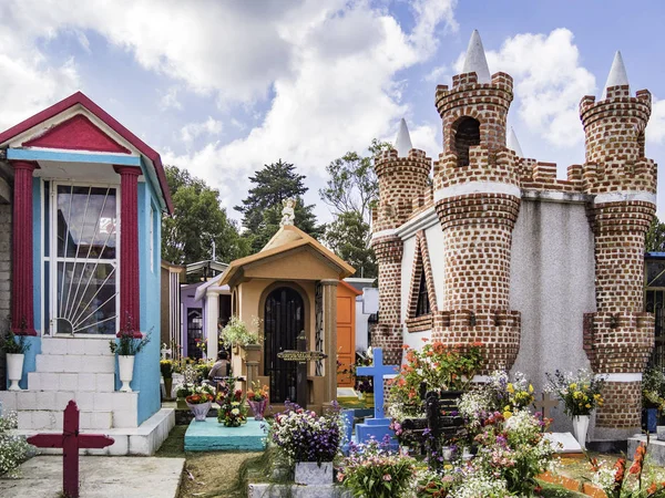 Meksika'daki San Cristobal de las Casas Mezarlığı'nda renkli mimari