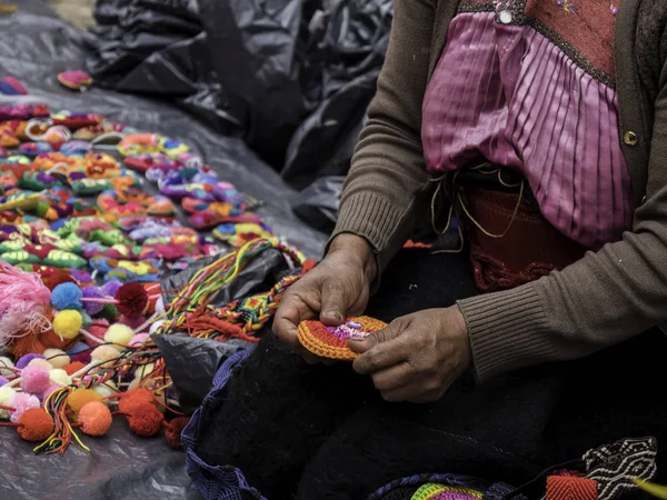 31 Ekim - San Cristobal de las Casa, Meksika: Yerli Maya lı bir sokak pazarında el sanatları yapan