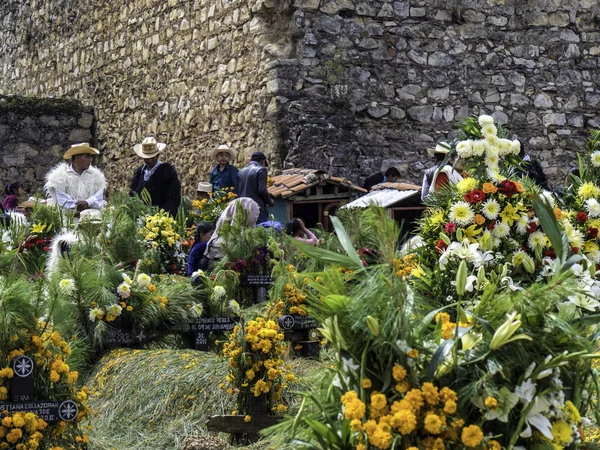 墨西哥查穆拉，11月1日：在鲜花装饰的墓地里，家人庆祝死亡日 图库照片